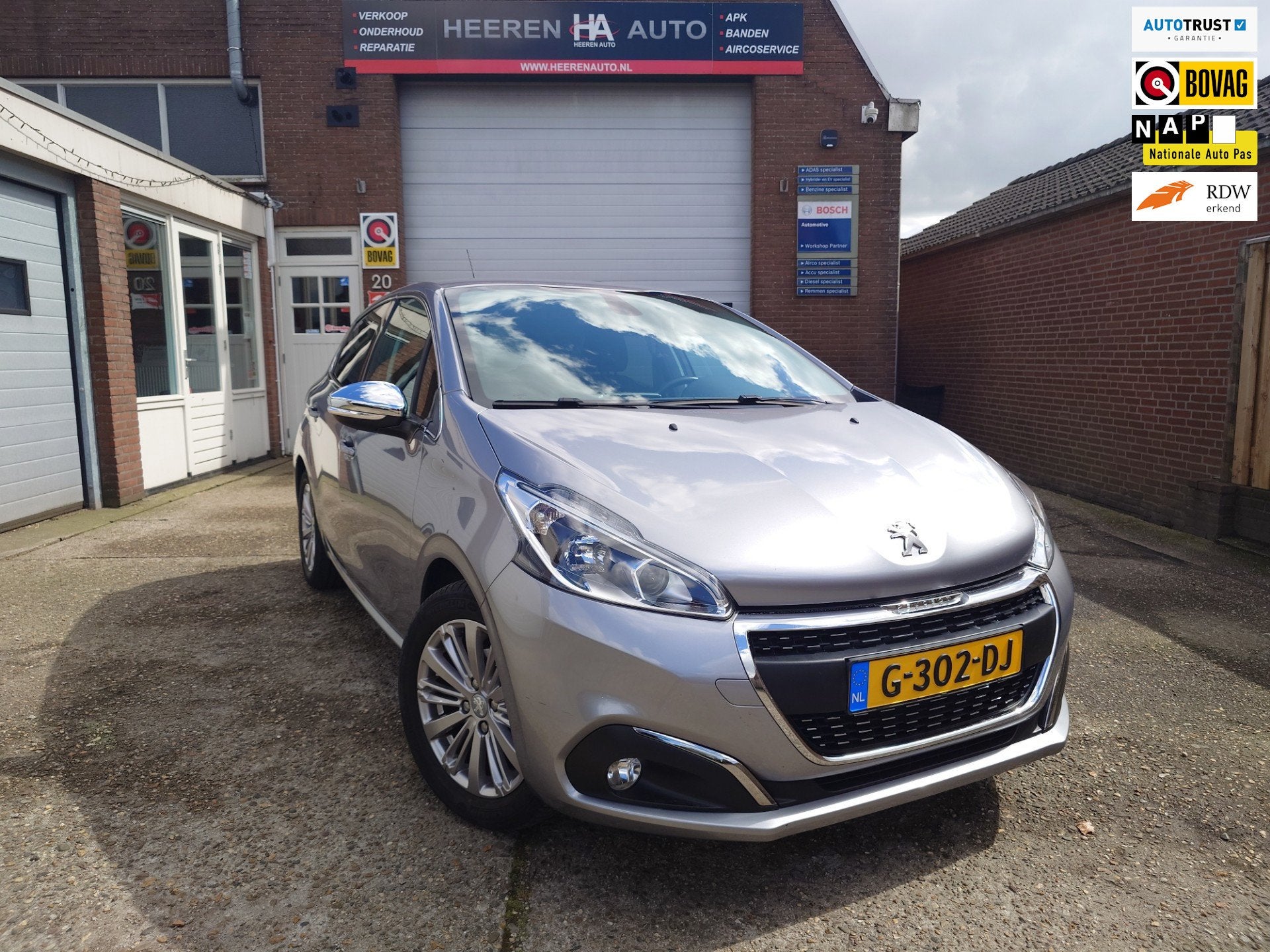Peugeot 208 1.2 PureTech Allure, Clima, Camera, Navi Dealer, Auto's, Stof, 1199 cc, Verwarmde buitenspiegels, Origineel Nederlands