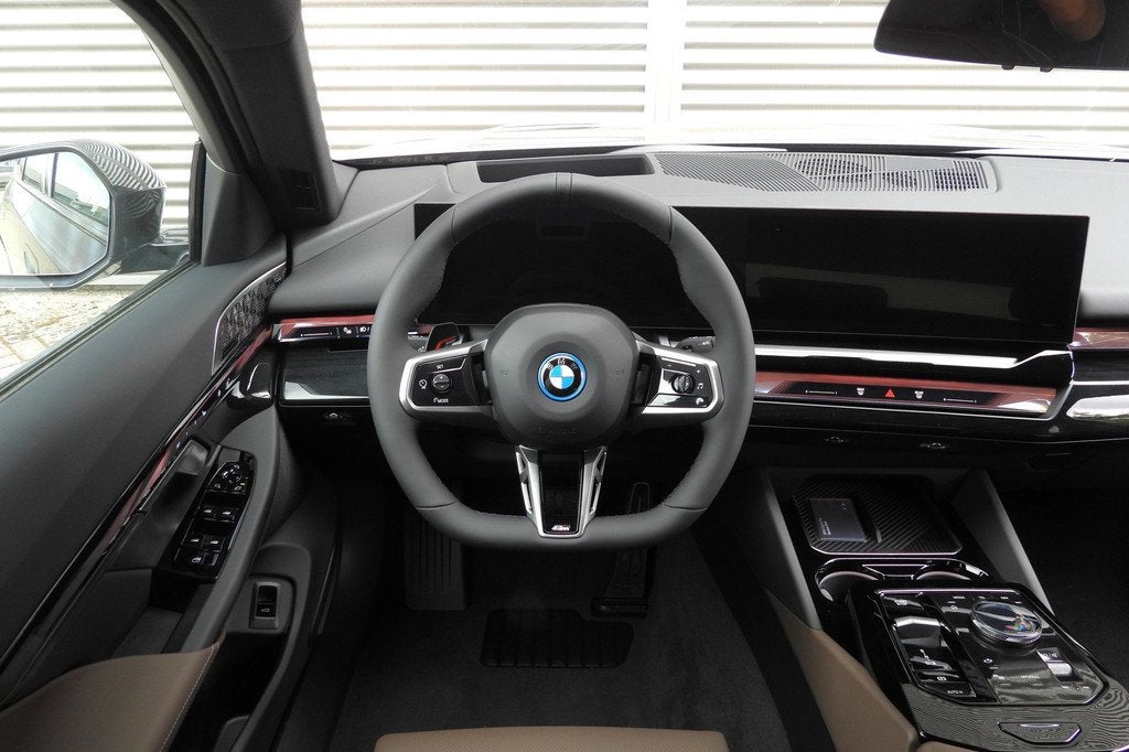 BMW i5 Touring eDrive40 M Sport / Panoramadak / Trekhaak / C, Auto's, BMW, Automaat, Achterwielaandrijving, Stoelverwarming, Nieuw
