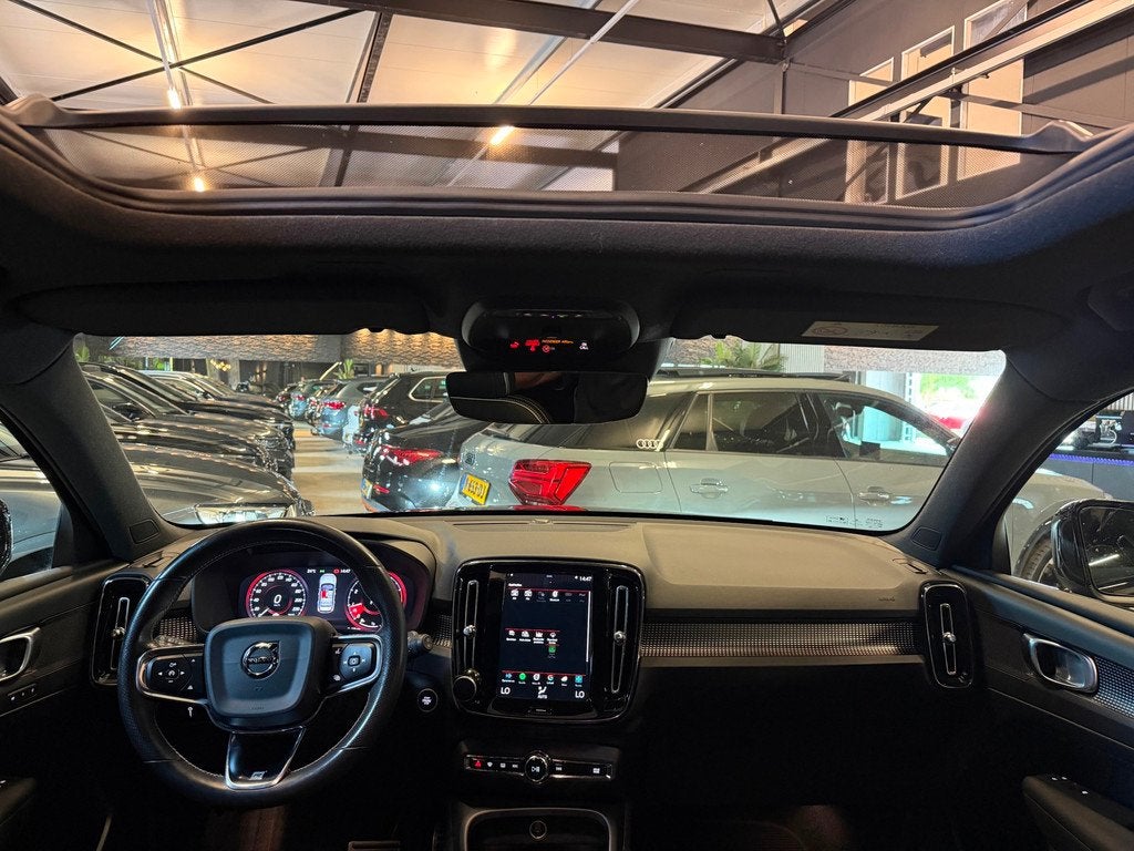 Volvo XC40 2.0 T4 R-Design, 15 km/l, Euro 6, 1969 cc, Zwart