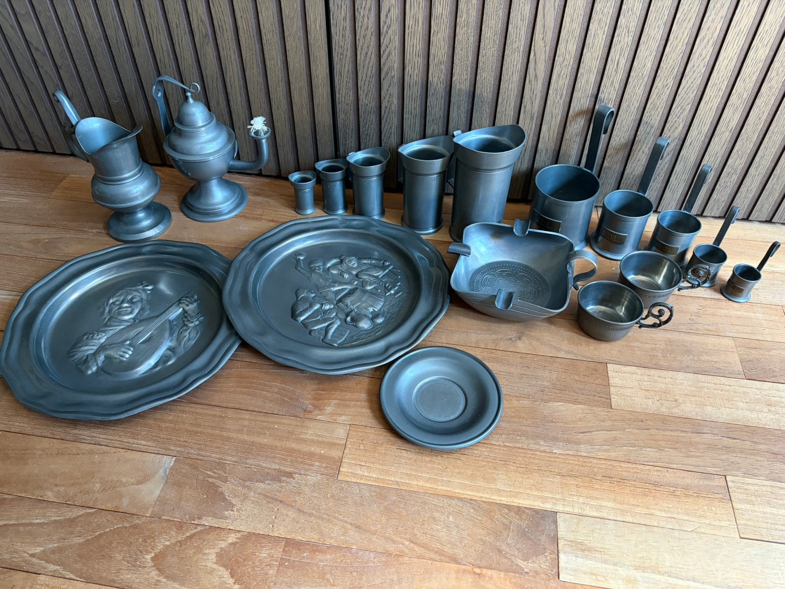 Collectie tin, maatbekers, borden, Ophalen