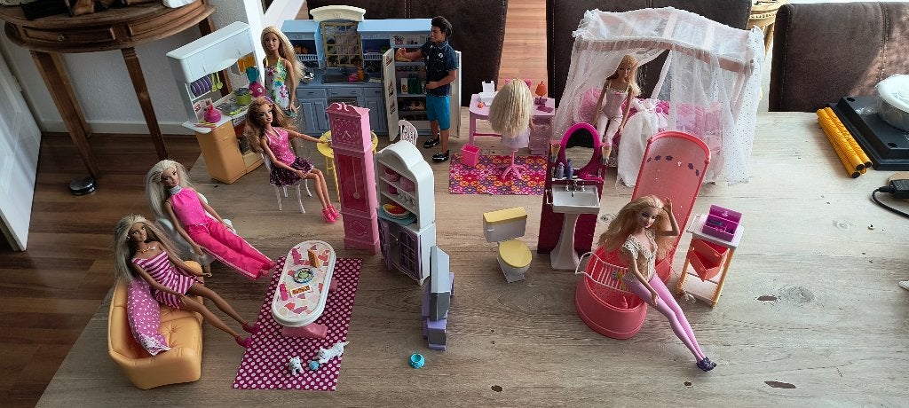 Barbie speelset met meubels en 8 barbies, Ophalen of Verzenden, Gebruikt, Barbie