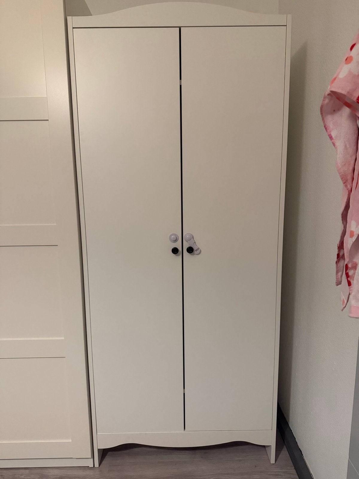Witte kledingkast met hangruimte en planken (Baby Ikea), Huis en Inrichting, Ophalen, Gebruikt, 50 tot 100 cm, 150 tot 200 cm
