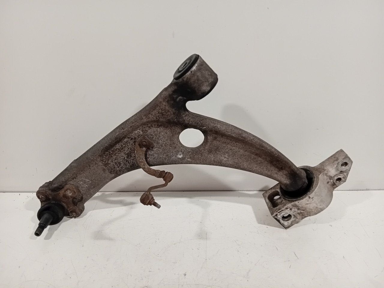 Draagarm links voor Volkswagen Passat, Onderdelen@venauto.nl, Van der Ven Autorecycling B.V., Gebruikt, Ettenseweg 76, 4706 PB Roosendaal, The Netherlands