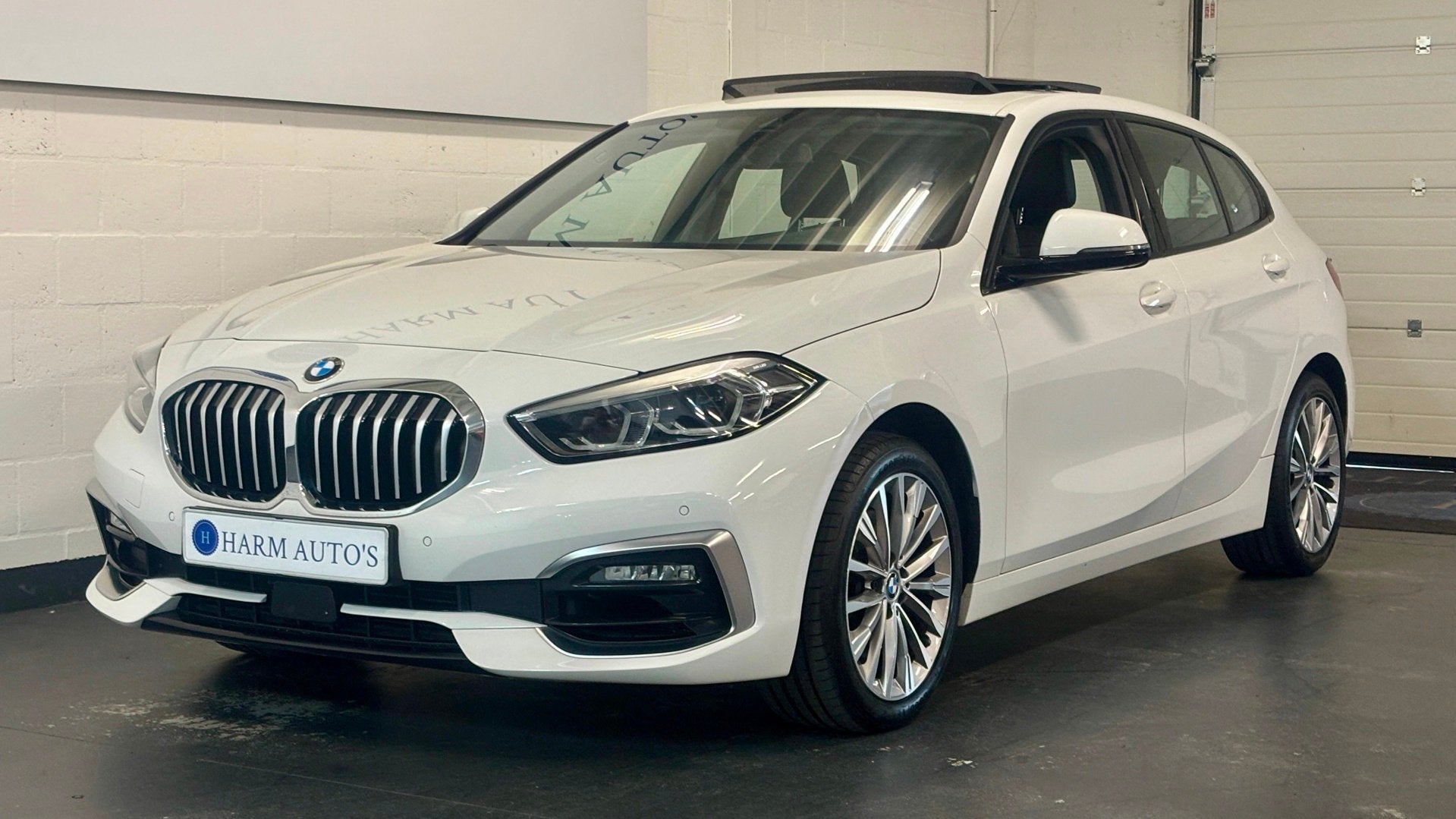 BMW 1-serie 118i Luxury Line 140pk Automaat / Pano / Navi /, Dealer onderhouden, Gebruikt, Adaptive Cruise Control, Wit