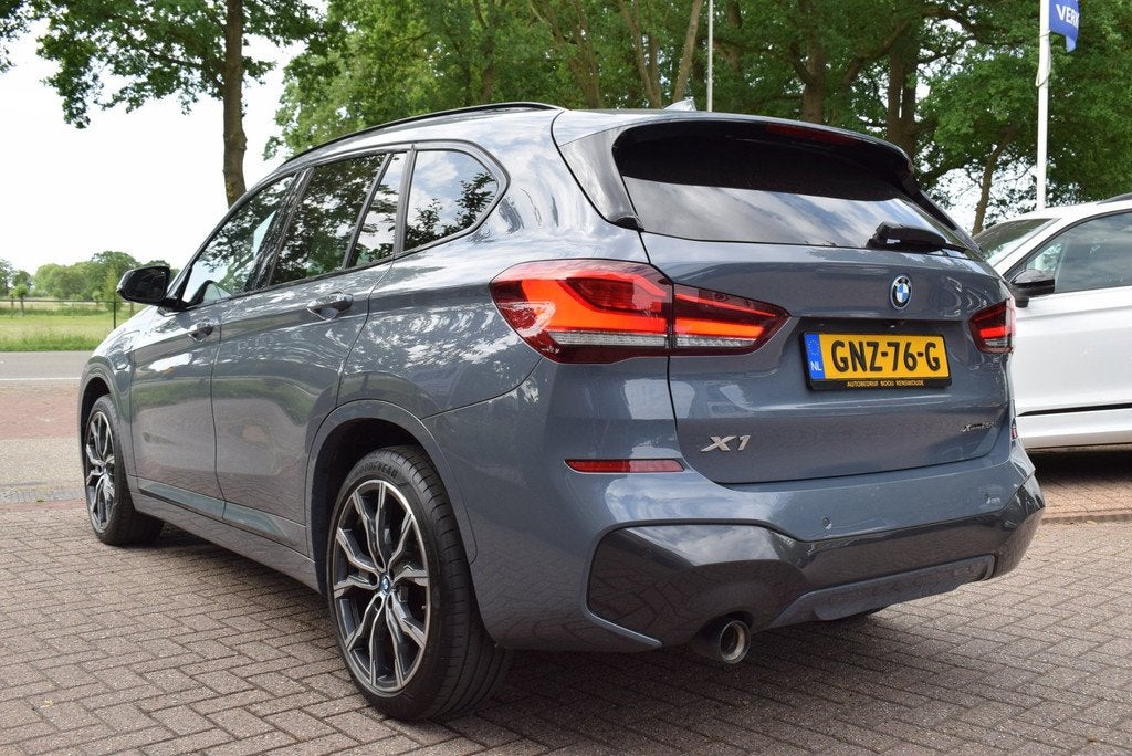 BMW X1 XDrive25e M SPORT AUTOM/PANO DAK/CRUISE/NAVI/AIRCO EC, Auto's, BMW, 8 kWh, Gebruikt, 4 cilinders, Leder en Stof