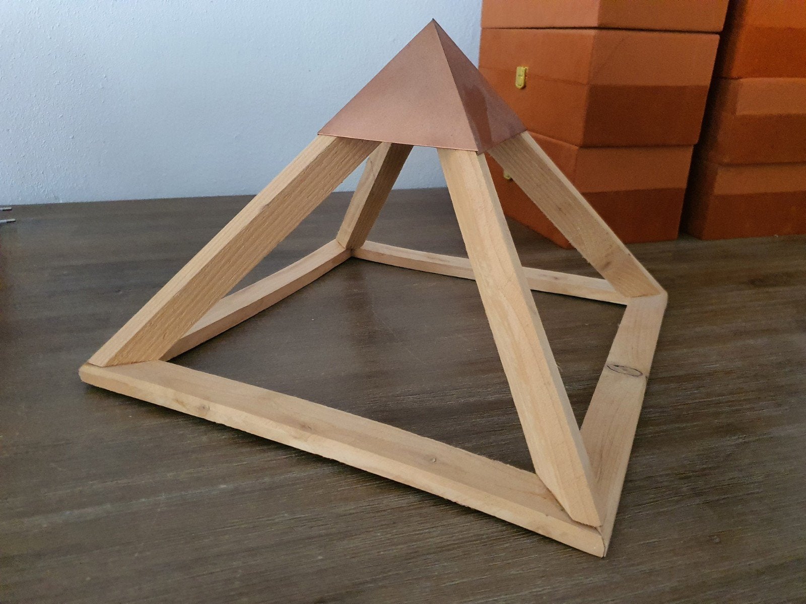 Open piramide van duurzaam lindehout en puur koper, Ophalen of Verzenden, Overige typen
