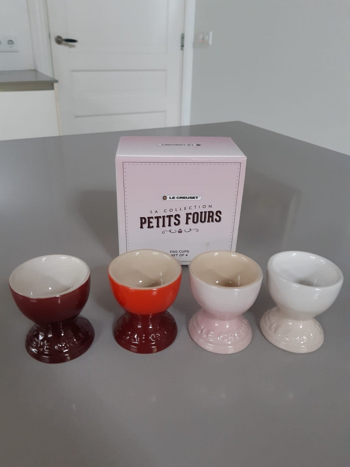 4 Eierdoppen Le Creuset La Collection Petits Fours Nieuw, Ophalen of Verzenden, Nieuw, Overige stijlen