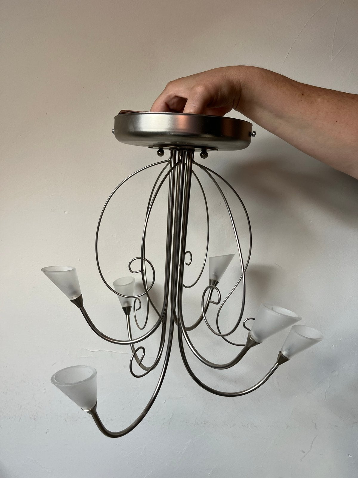 Moderne plafondlamp met 6 glazen kelkjes, Ophalen of Verzenden, Gebruikt, Metaal, E14 (klein)