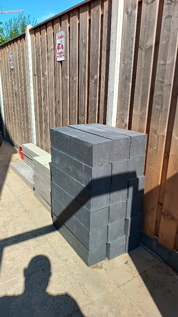Stapelblokken, betontegels en opsluitbanden, Tuin en Terras, Ophalen, Overige typen, Nieuw, Minder dan 5 m²