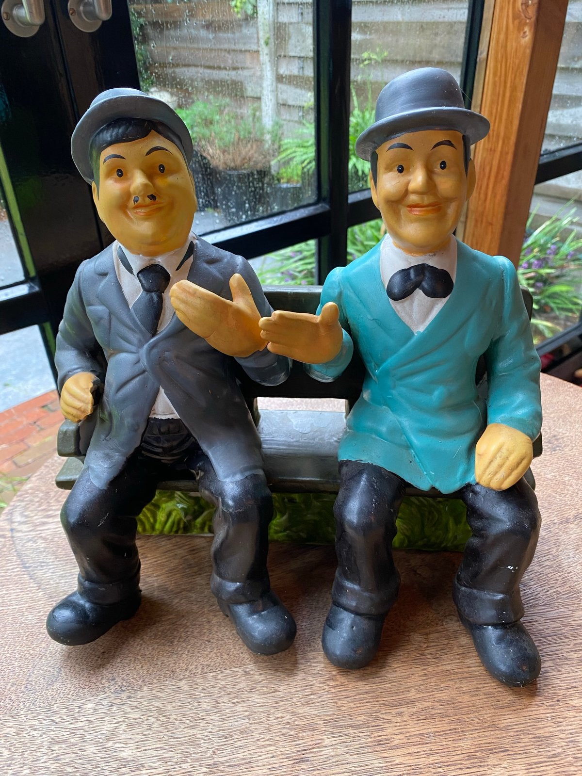 Vintage Laurel & Hardy beeld op bankje - Keramiek, Ophalen of Verzenden, Dier