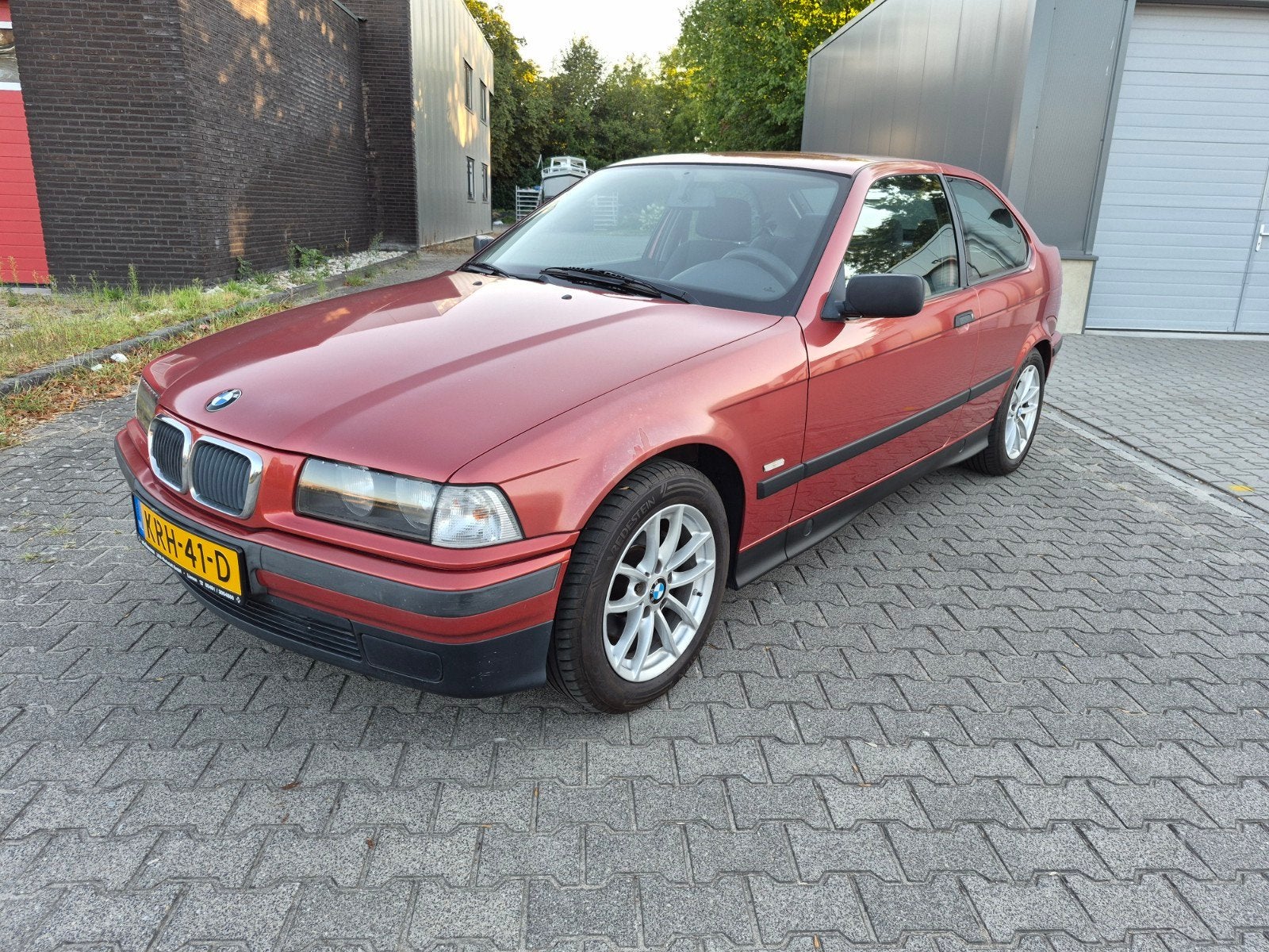 BMW 1998 Rood, Auto's, BMW, 1596 cc, 1250 kg, 4 cilinders, 102 pk