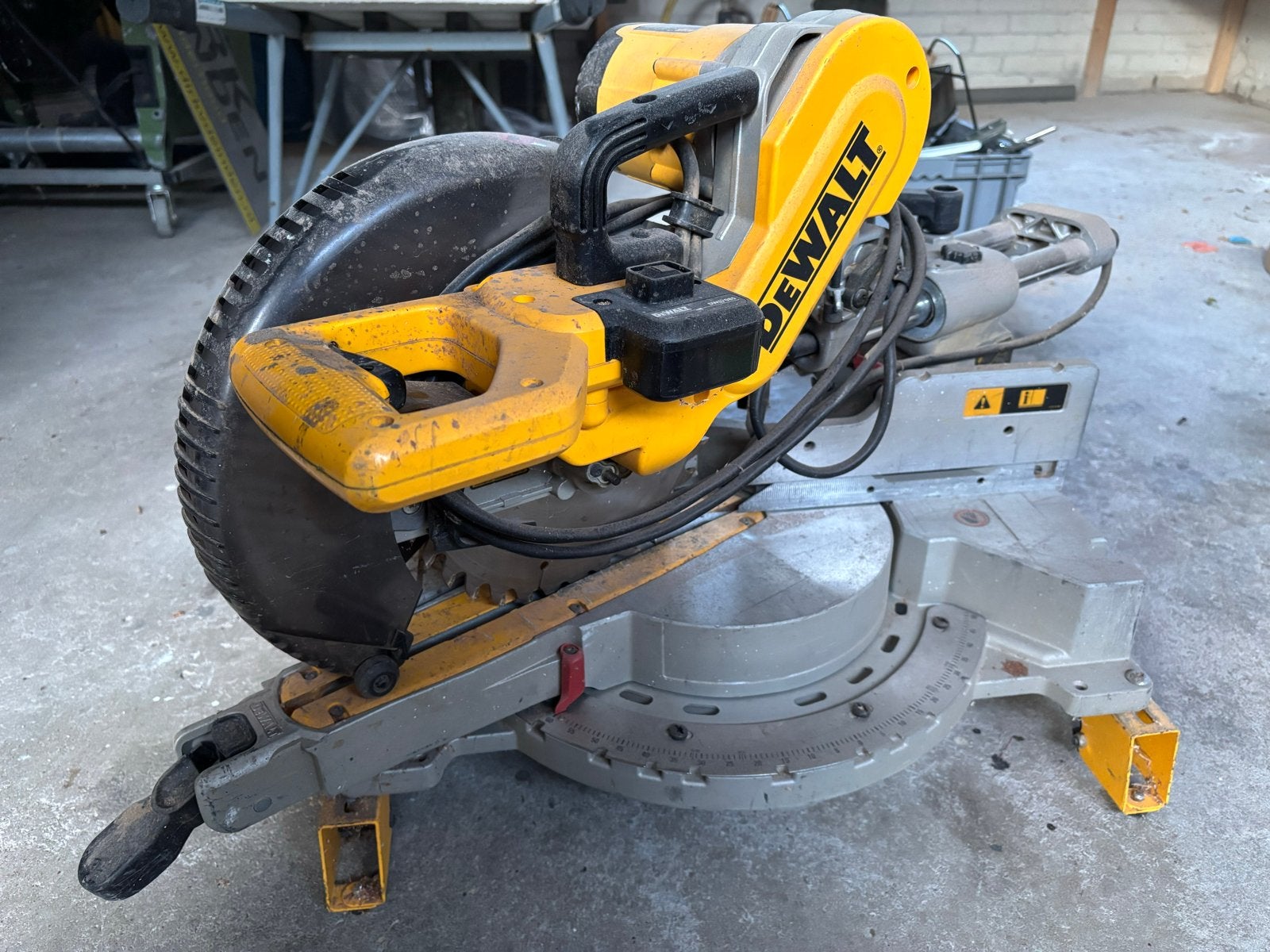 Defecte DeWalt Afkortzaag DW717XPS, Doe-het-zelf en Verbouw, Gereedschap | Zaagmachines, Ophalen, Gebruikt, 70 mm of meer, Afkortzaag