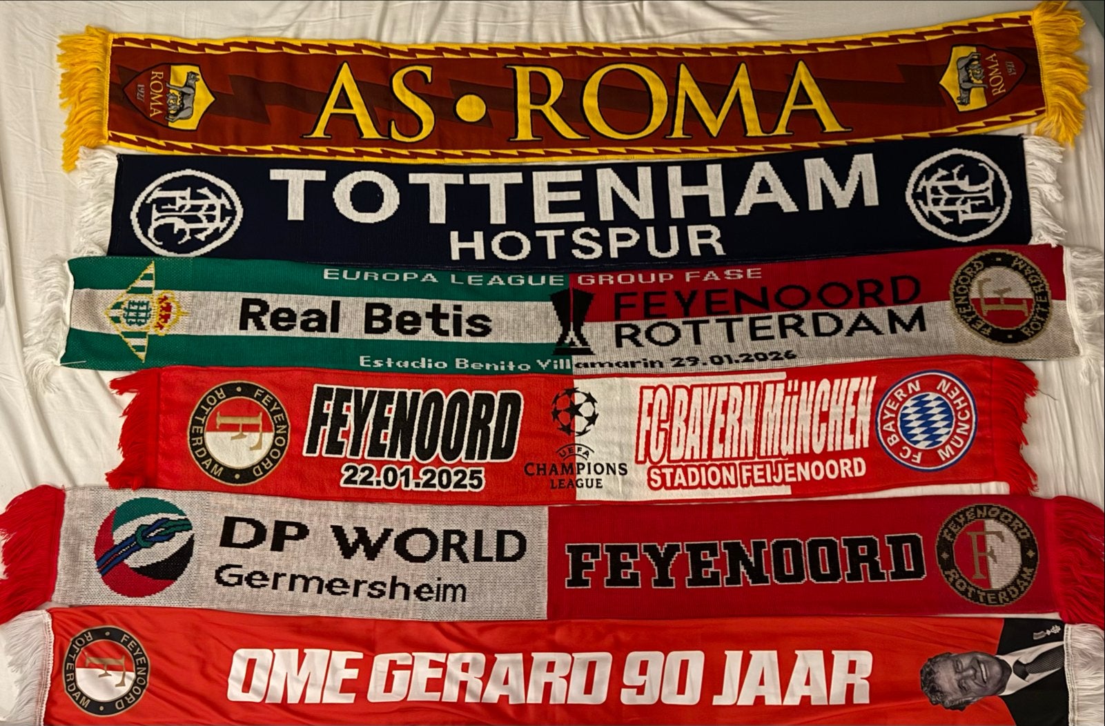 Diverse Voetbalsjaals: Feyenoord, AS Roma, Tottenham, Betis,, Ophalen of Verzenden, Nieuw, Clubaccessoires