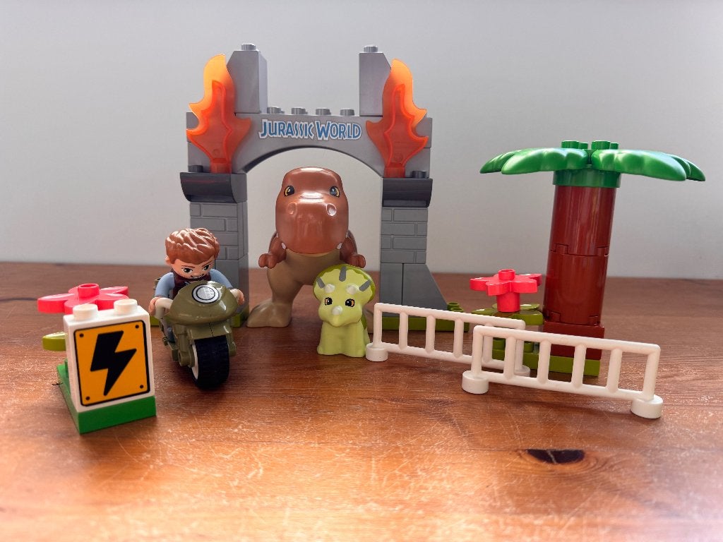 Duplo Jurassic World T-Rex en Triceratops - 10939, Ophalen of Verzenden, Zo goed als nieuw, Compleet, Duplo