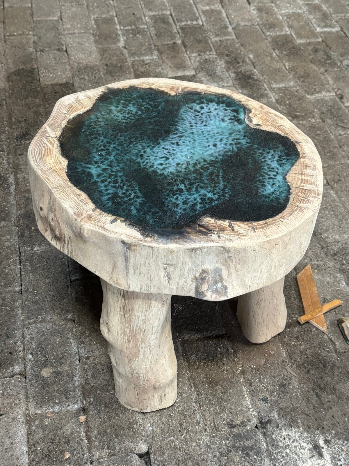 Unieke Boomstamtafel met Epoxy - Salontafel/Bijzettafel, Huis en Inrichting, Ophalen, Minder dan 50 cm, Nieuw, Overige vormen