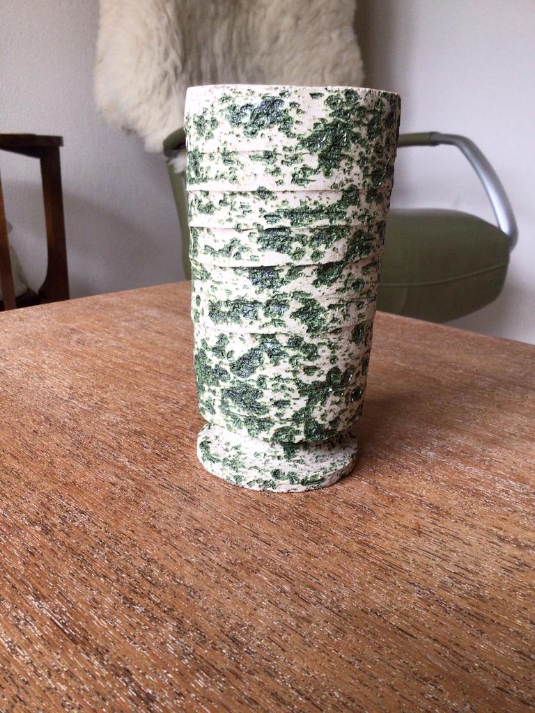 Vintage vaas, groen berkenbast motief., Antiek en Kunst, Ophalen of Verzenden