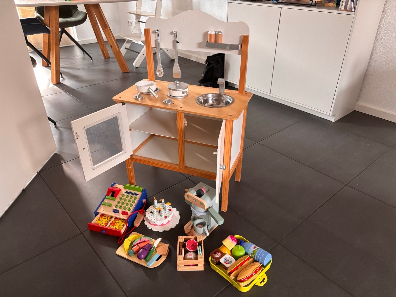 Houten speelkeuken met accessoires en kassa, Kinderen en Baby's, Speelgoed | Speelkeukens, Ophalen, Gebruikt, Hout, Speelkeuken