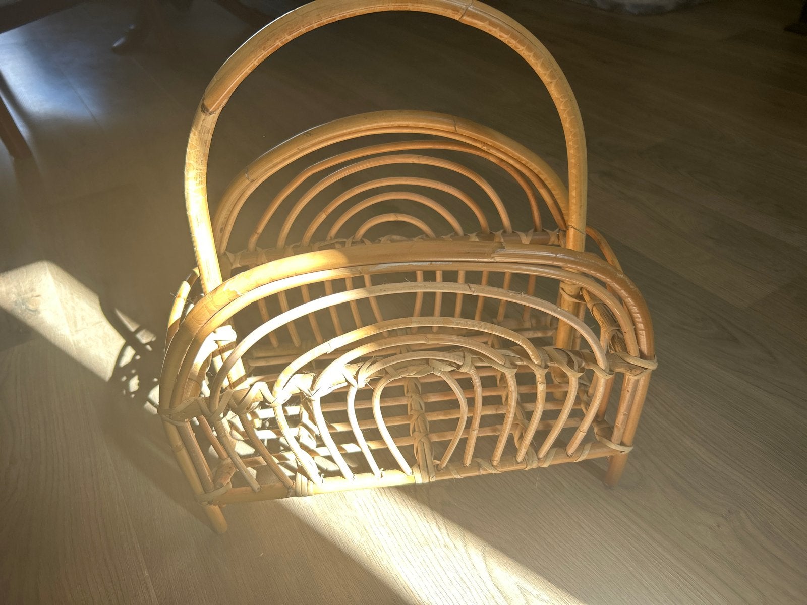 Vintage rotan krantenbak / tijdschriftenrek, Met handvat, Gebruikt, Natuurlijk materiaal, Krantenbak
