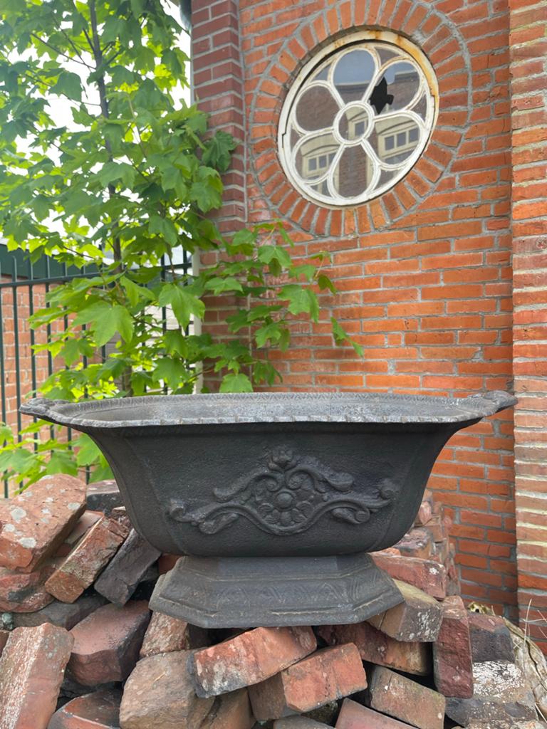 Antieke gietijzeren jardiniere plantenbak, Antiek en Kunst, Ophalen