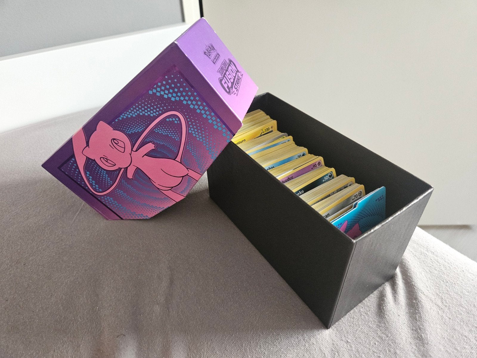380 verschillende pokemon kaarten+box, Sieraden, Tassen en Uiterlijk, Uiterlijk | Cosmetica en Make-up, Ophalen of Verzenden, Handen en Nagels