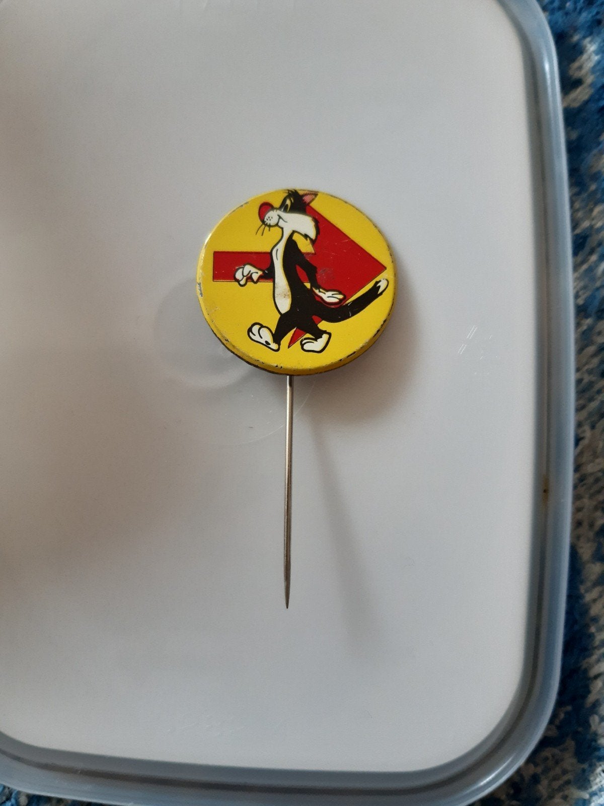 Speldje Sylvester, Ophalen of Verzenden, Nieuw, Figuurtje, Speldje of Pin