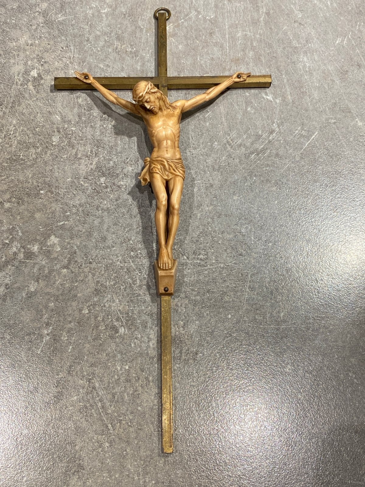 Antiek crucifix met corpus van hars en messing kruis, Ophalen of Verzenden