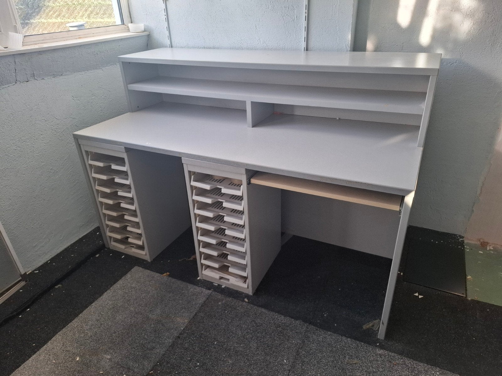 Buro/werkbank met lades en uitschuifbaar toetsenbordblad, Ophalen, Gebruikt, Grijs, Spaanplaat of MDF