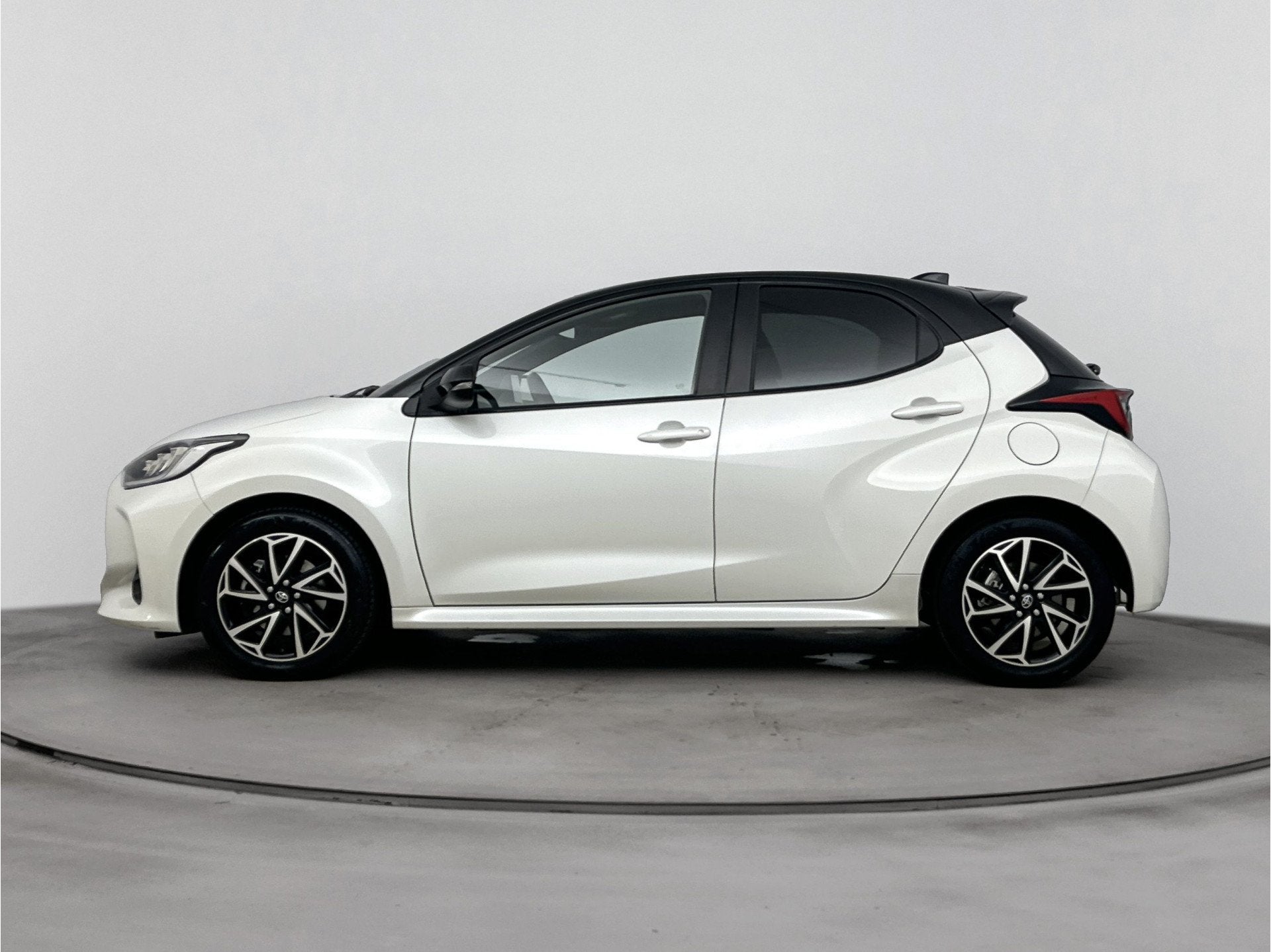 Toyota Yaris 1.5 Hybrid Dynamic Plus | Lederen bekleding | C, Auto's, Toyota, 12 maanden, 450 kg, Gebruikt, Wit