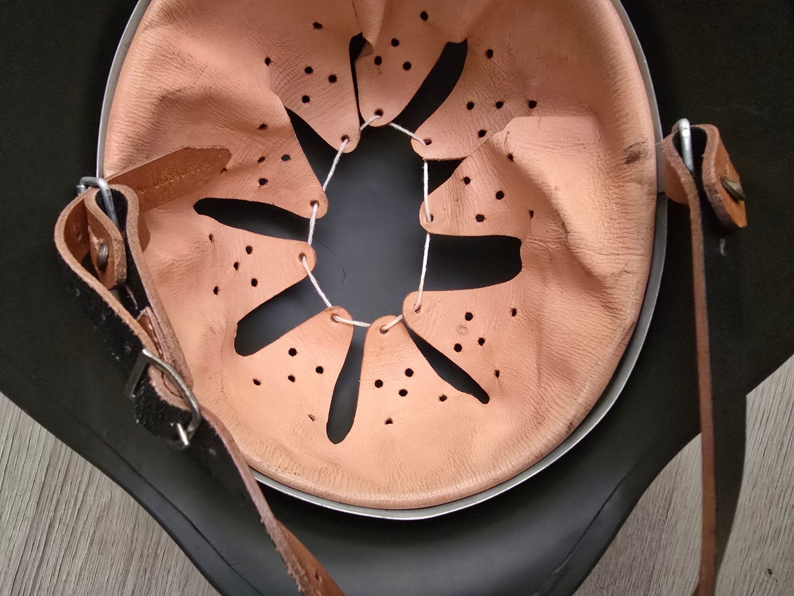 m40 nieuwe helm duits, Verzamelen, Militaria | Tweede Wereldoorlog, Ophalen of Verzenden, Duitsland, Helm of Baret