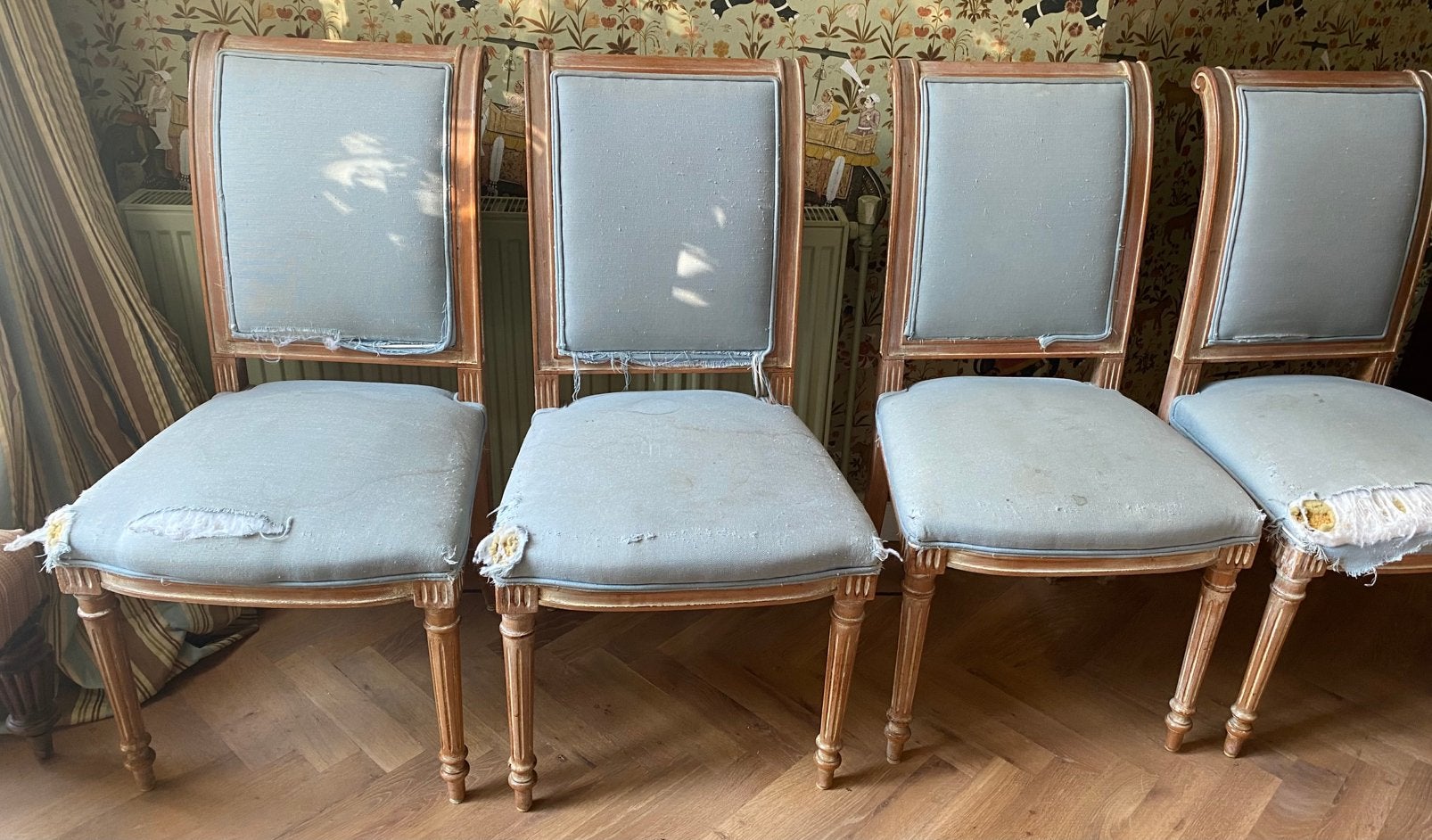 Vier eetkamerstoelen in Louis XVI-stijl, 20e eeuw, Ophalen
