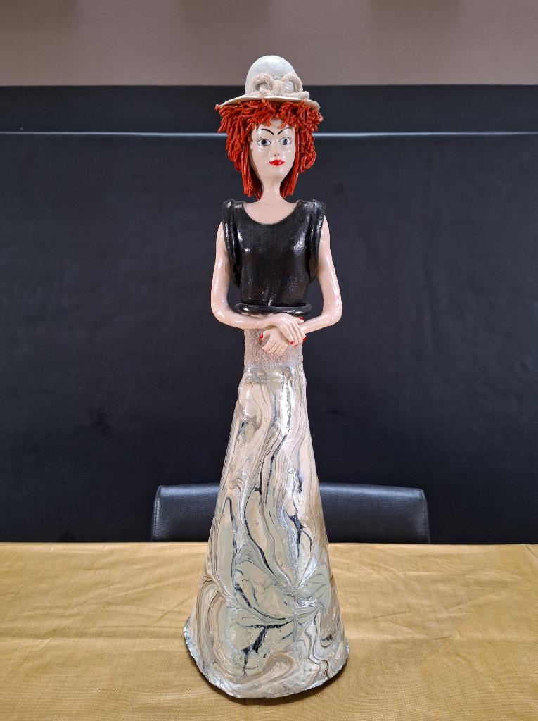 beeld sculptuur Riet Blenke Borgerink dame met hoed h= 53cm, Antiek en Kunst, Gemerkt, Beeld, Composieten, Modern