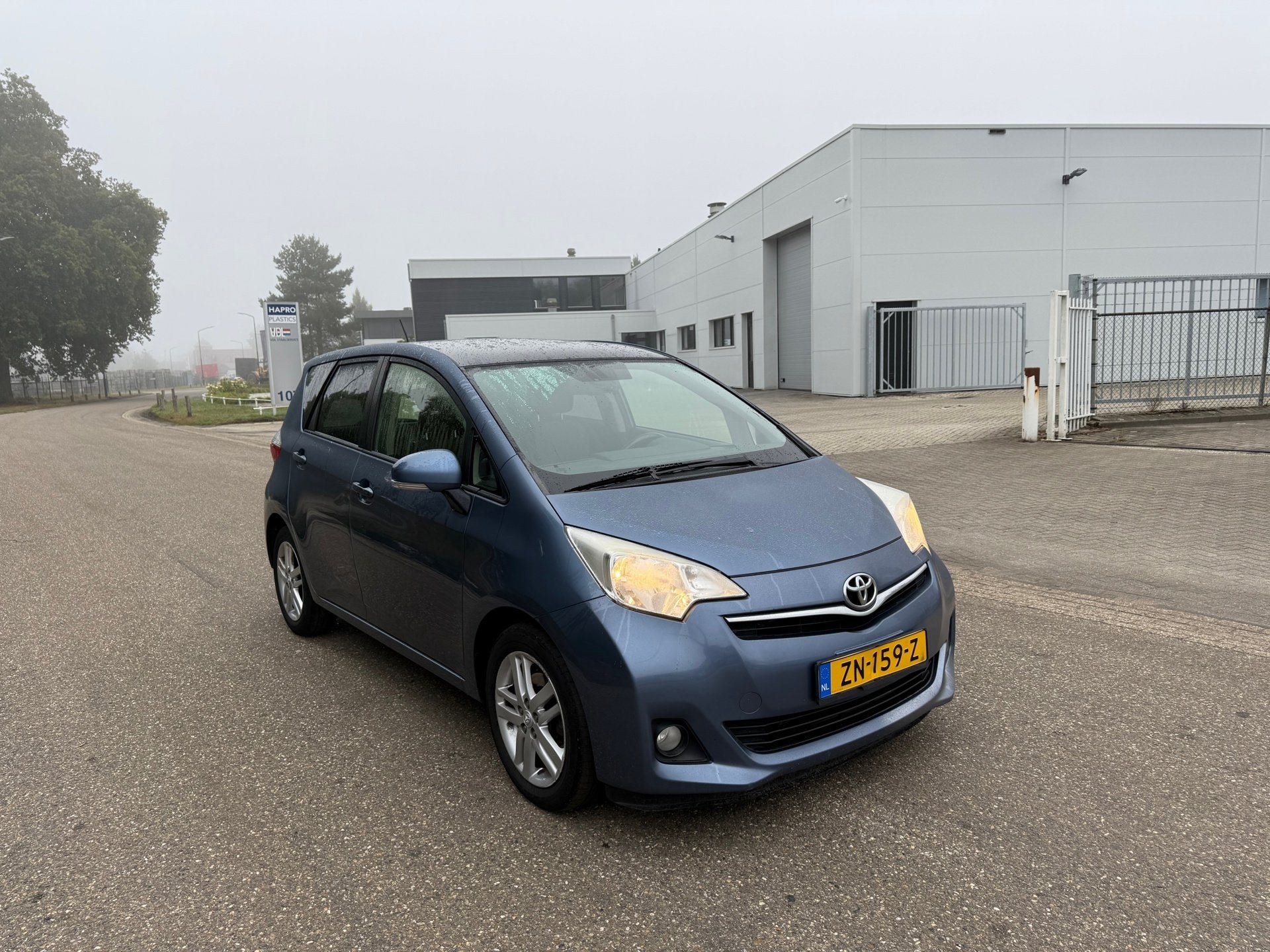 Toyota TOYOTA VERSO-S PANO/NAVI/CAMERA/TREKHAAK, Voorwielaandrijving, Euro 5, Stof, Gebruikt