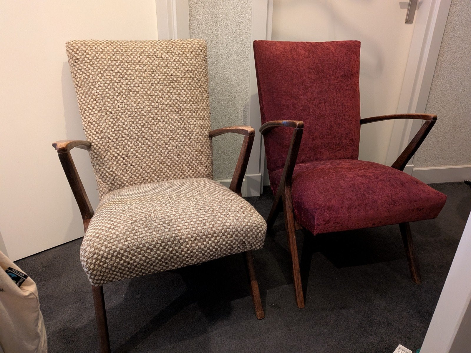 Vintage fauteuils - set van twee- 1 stoel is opnieuw bekleed, Ophalen
