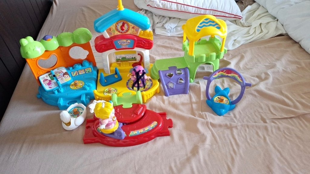 Vtech vrolijke vriendjes - school + zwaan, Kinderen en Baby's, Ophalen of Verzenden, Zo goed als nieuw, 2 tot 4 jaar