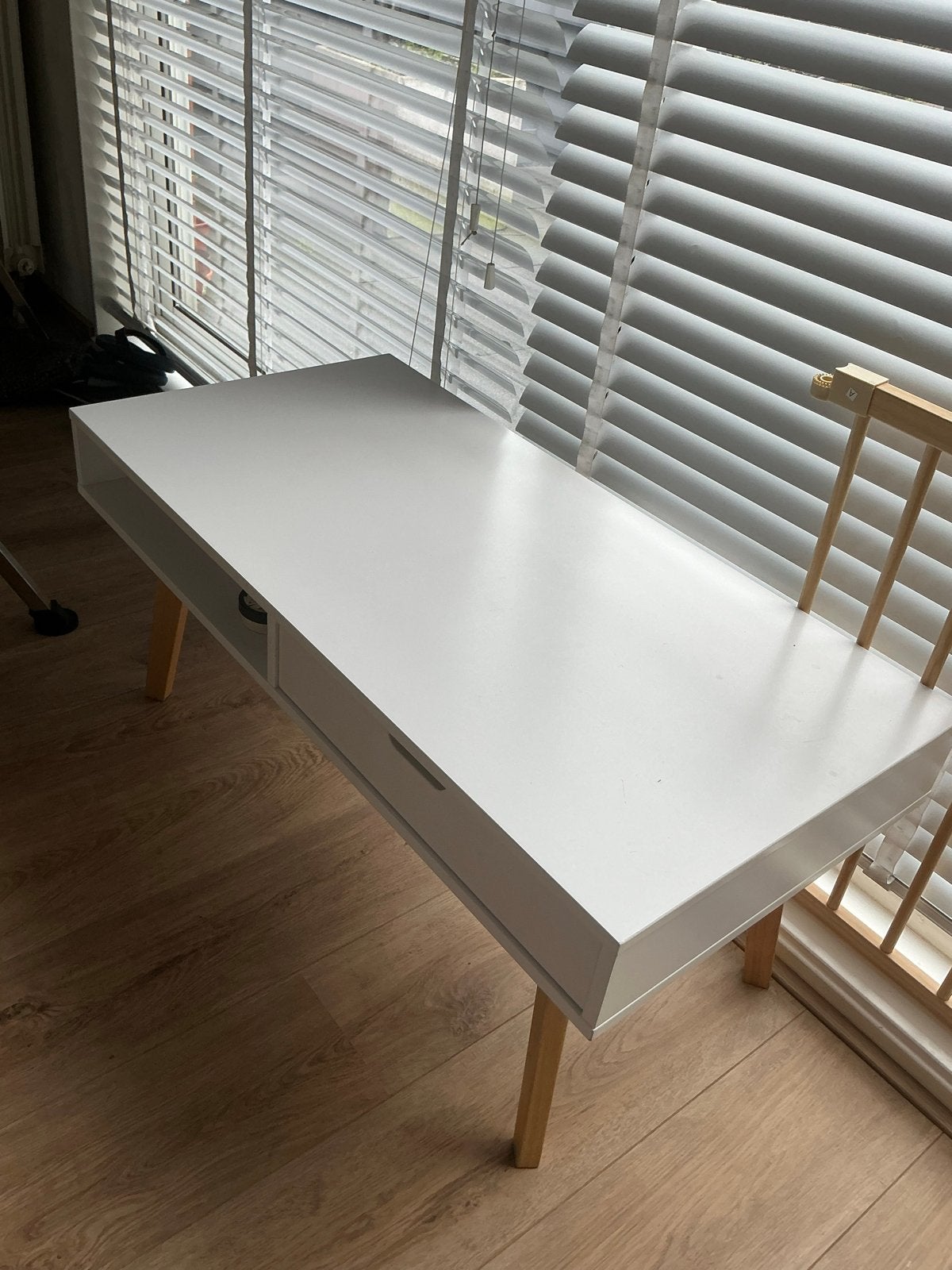 Witte JYSK salontafel met lade en houten poten, Huis en Inrichting, Gebruikt, 100 tot 150 cm, Overige houtsoorten, 50 tot 100 cm