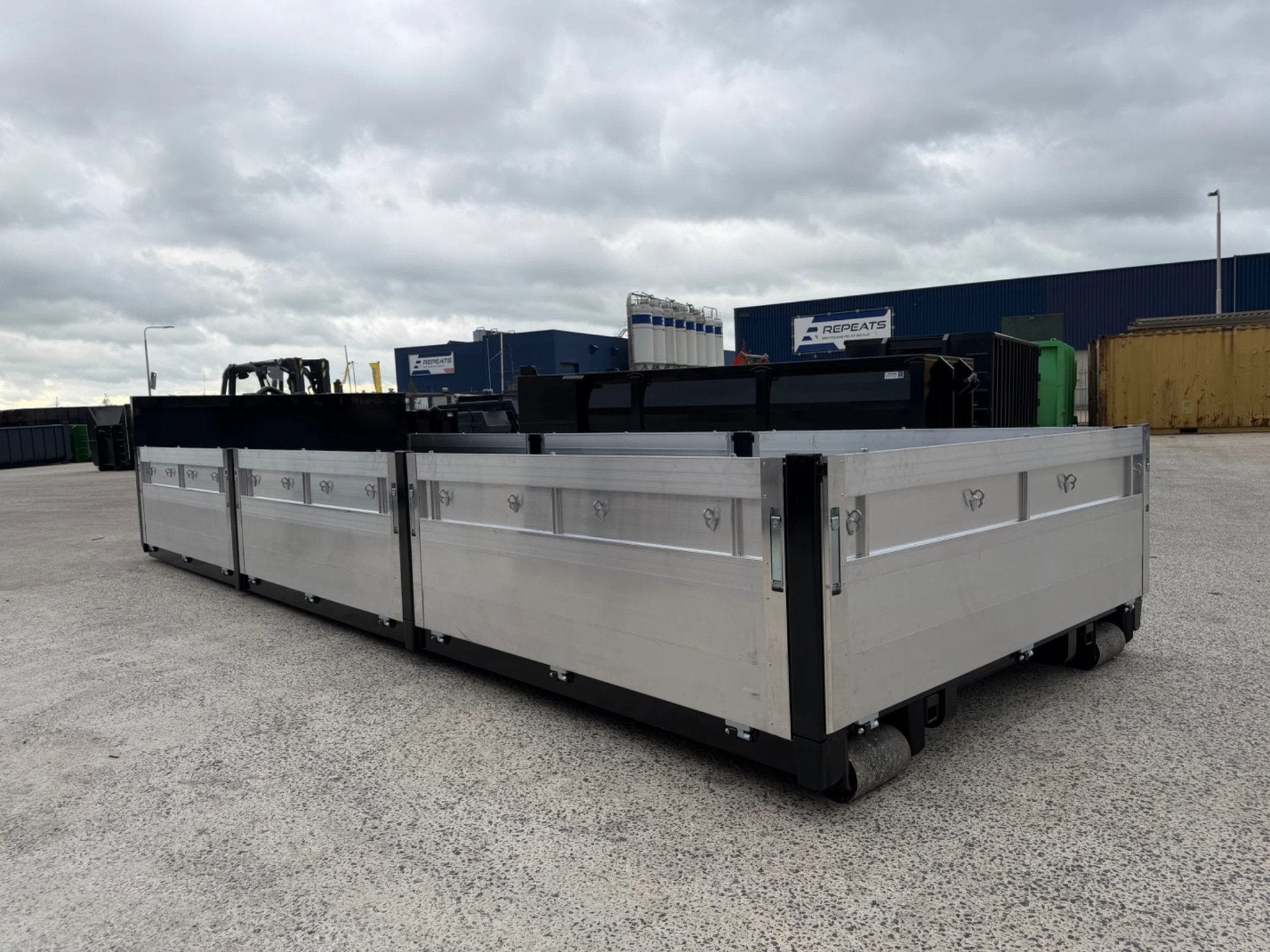 AluStahl 7meter aluminium kleppen container 2 stuks op voorr