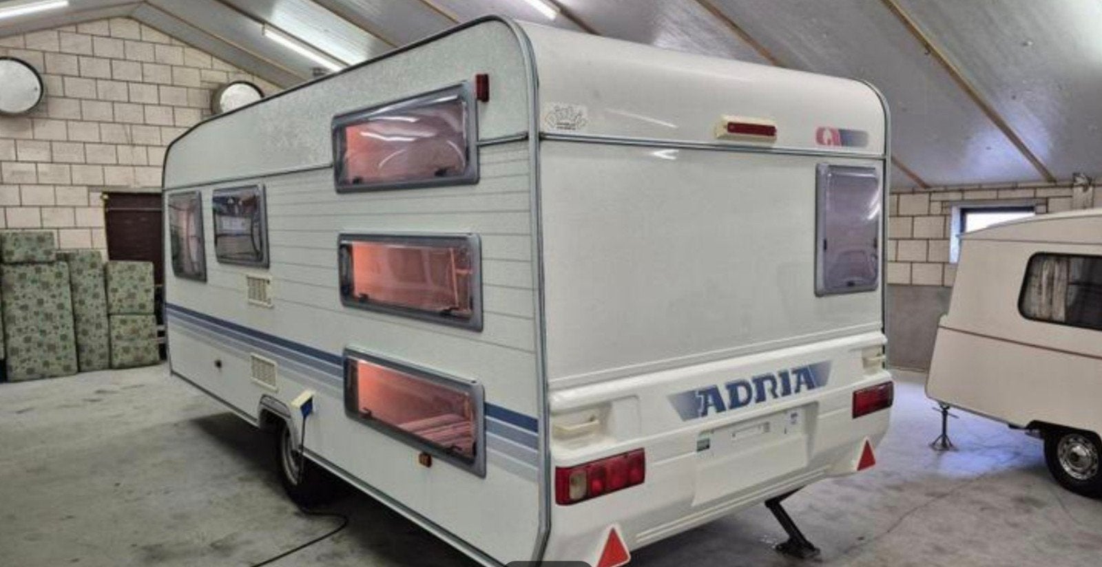 Adria 502 Caravan met 6 slaapplaatsen en 3 stapelbedden, Caravans en Kamperen, Caravans, Omvormbare zithoek, Treinzit, Particulier