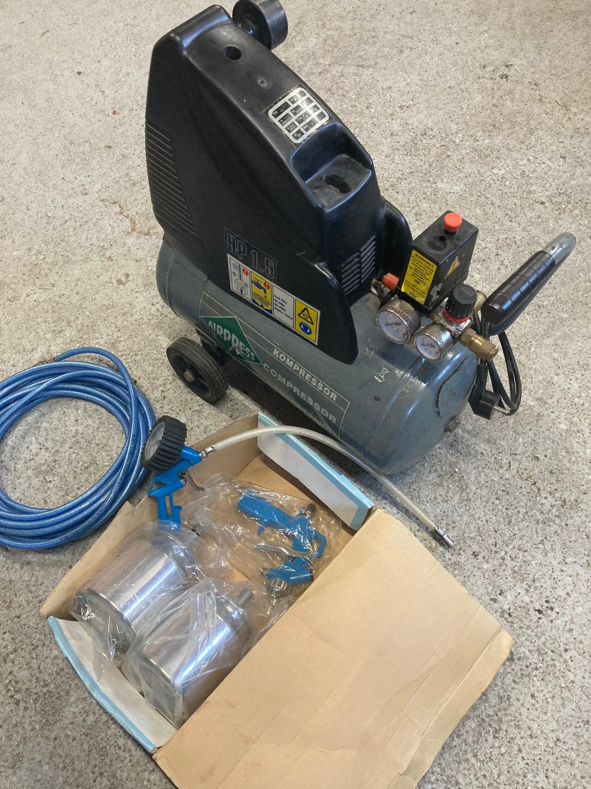 kleine airpress compressor met toebehoren, Ophalen, Mobiel, Gebruikt, 6 tot 10 bar