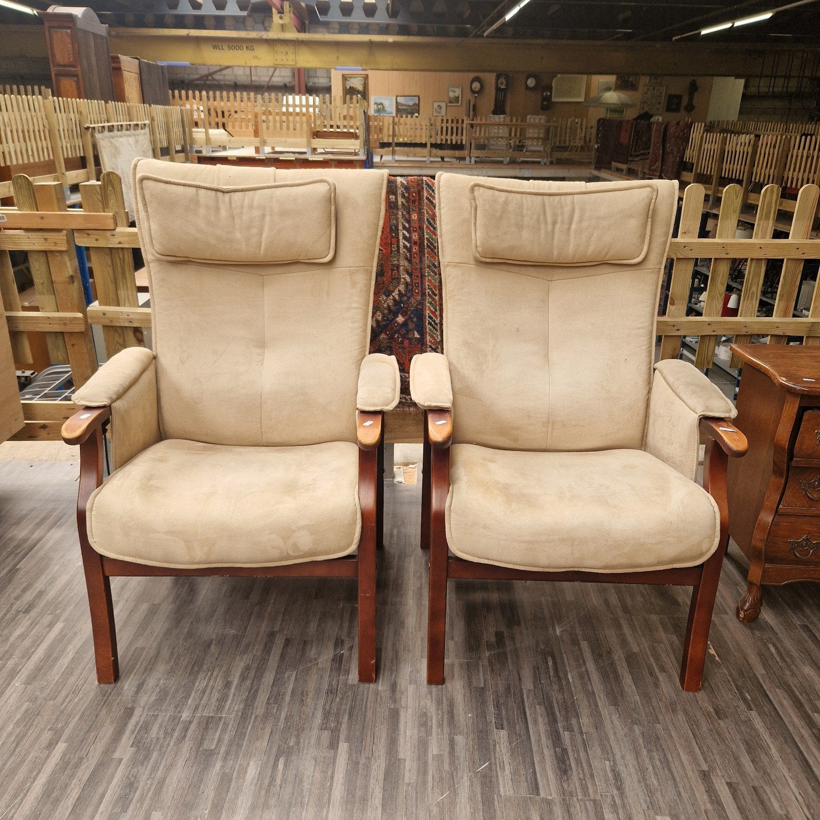 Set van 2 beige fauteuils met houten frame, Huis en Inrichting, Stoelen, Ophalen
