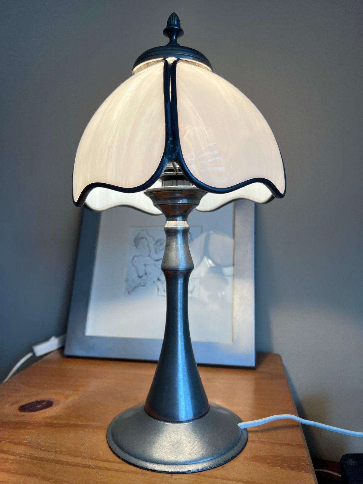 Klassieke tafellamp met tinnen onderstel en opaalglazen kap, Huis en Inrichting, Overige stijlen, Ophalen of Verzenden, Zo goed als nieuw