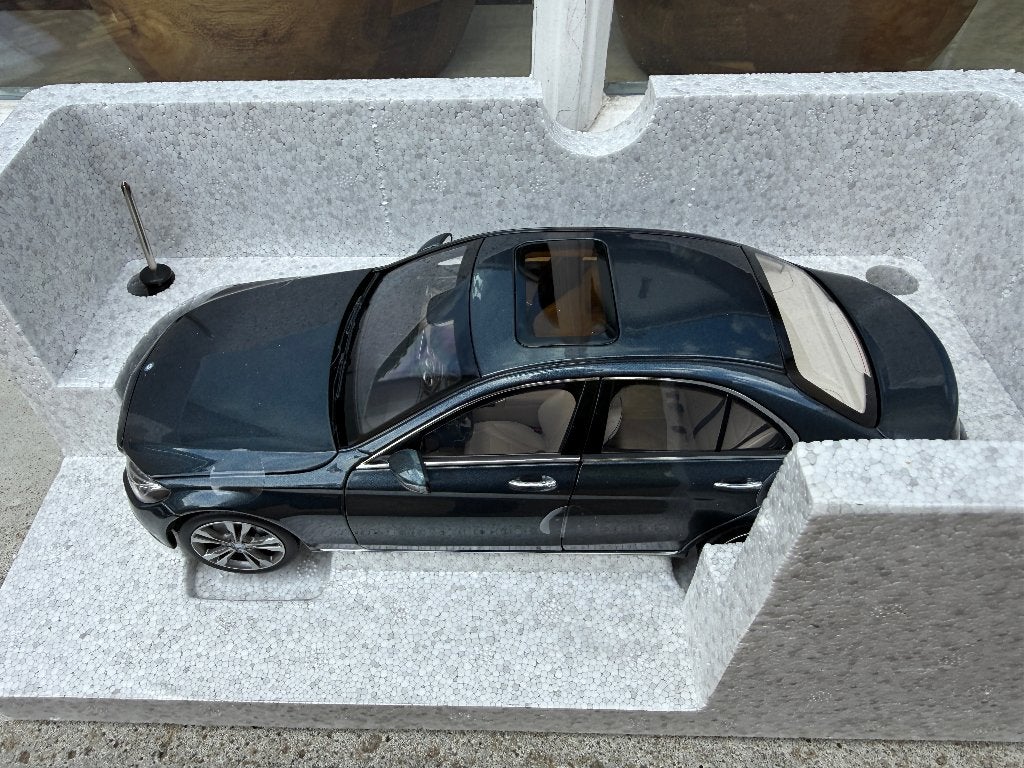 1:18 Mercedes W205 C-Klasse Sedan Tenoritgrijs Norev, Hobby en Vrije tijd, Modelauto's | 1:18, Auto, Norev, 70-72 Av. de Bohlen, Vaulx-en-Velin, 69120, France