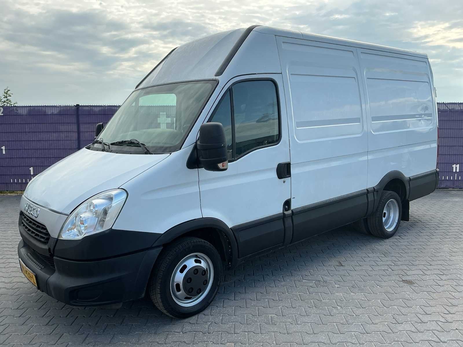 2013 - Iveco - Daily - 35C13V 330 H3 - Bedrijfswagen, Auto's, 127 pk, Euro 5, Achterwielaandrijving, Gebruikt