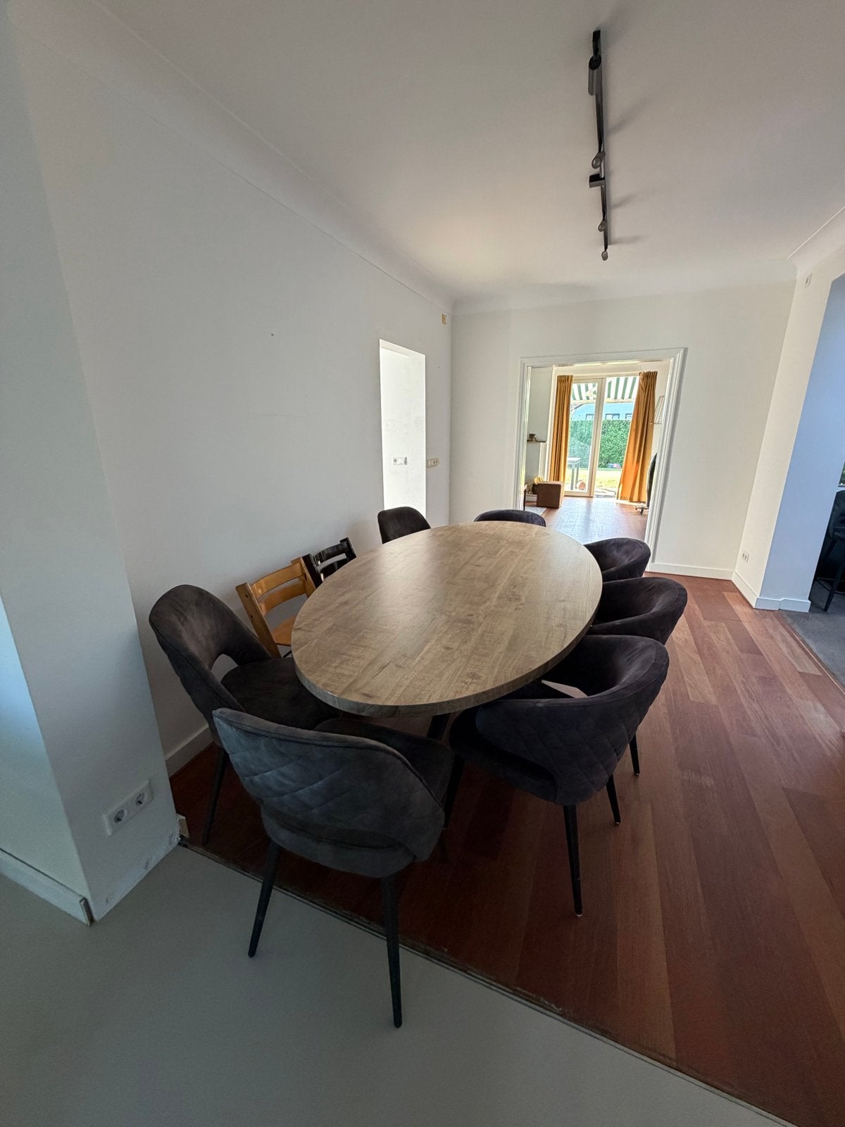 Eetkamertafel Cape Ovaal Lamulux Mango Zwart Kruispoot, Ophalen, 100 tot 150 cm, Zo goed als nieuw, Vijf personen of meer