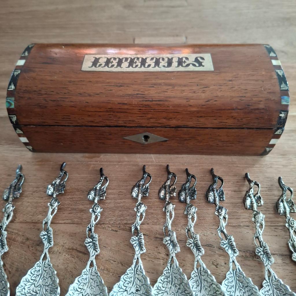Oude lepeltjes doos + inhoud .. apart spul alles !!!, Antiek en Kunst, Ophalen of Verzenden
