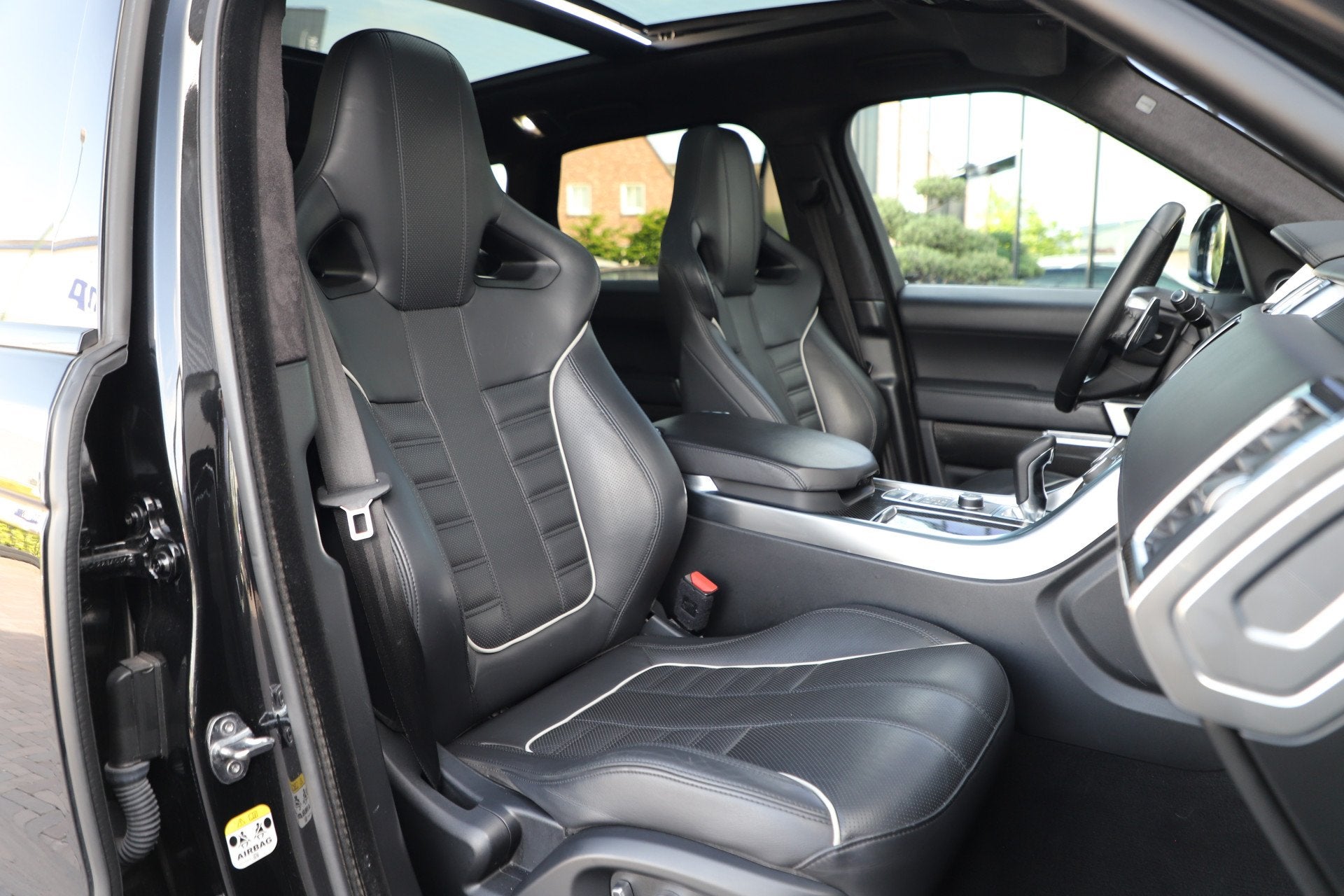 Land Rover Range Rover Sport 5.0 V8 Supercharged SVR | 550PK, Auto's, Automaat, Met garantie (alle), 3000 kg, Zwart