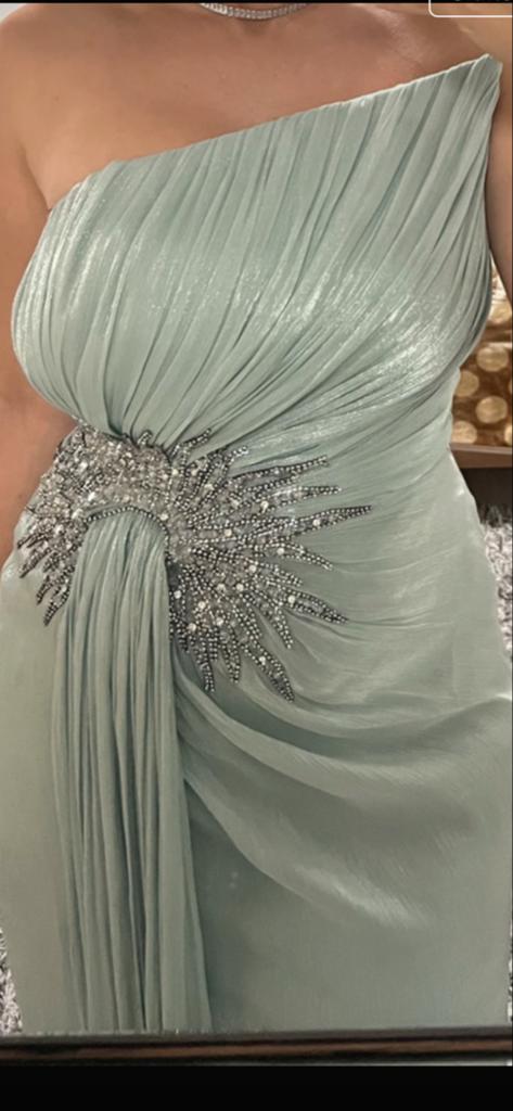Elegante mintgroene galajurk met split en decoratie, Maat 38/40 (M), Galajurk, Ophalen of Verzenden, Zo goed als nieuw