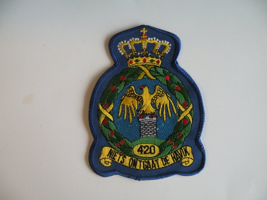 KLu RNLAF 420 SQUADRON LARGE CREST PATCH, Ophalen of Verzenden, Zo goed als nieuw, Patch, Badge of Embleem