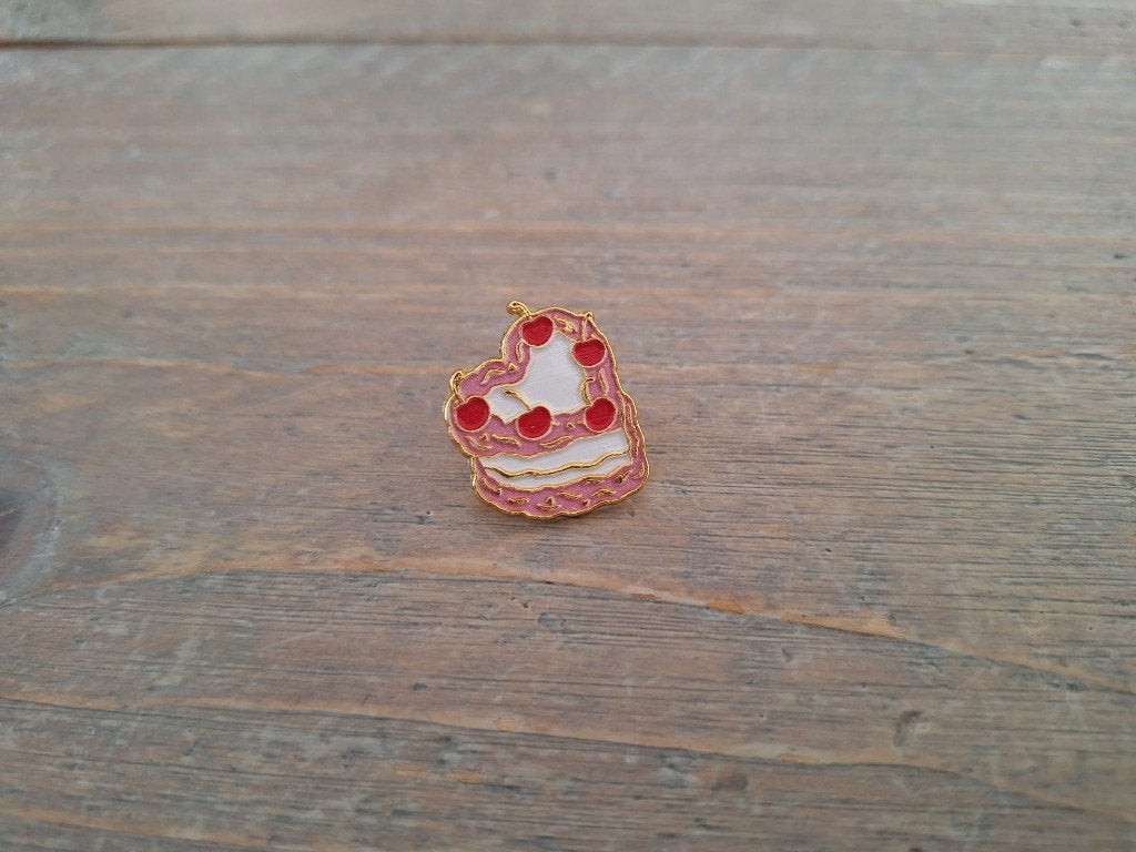 1 mooie pin van een bruidstaart met hartjes te koop, Verzamelen, Ophalen of Verzenden, Nieuw, Overige onderwerpen, Speldje of Pin