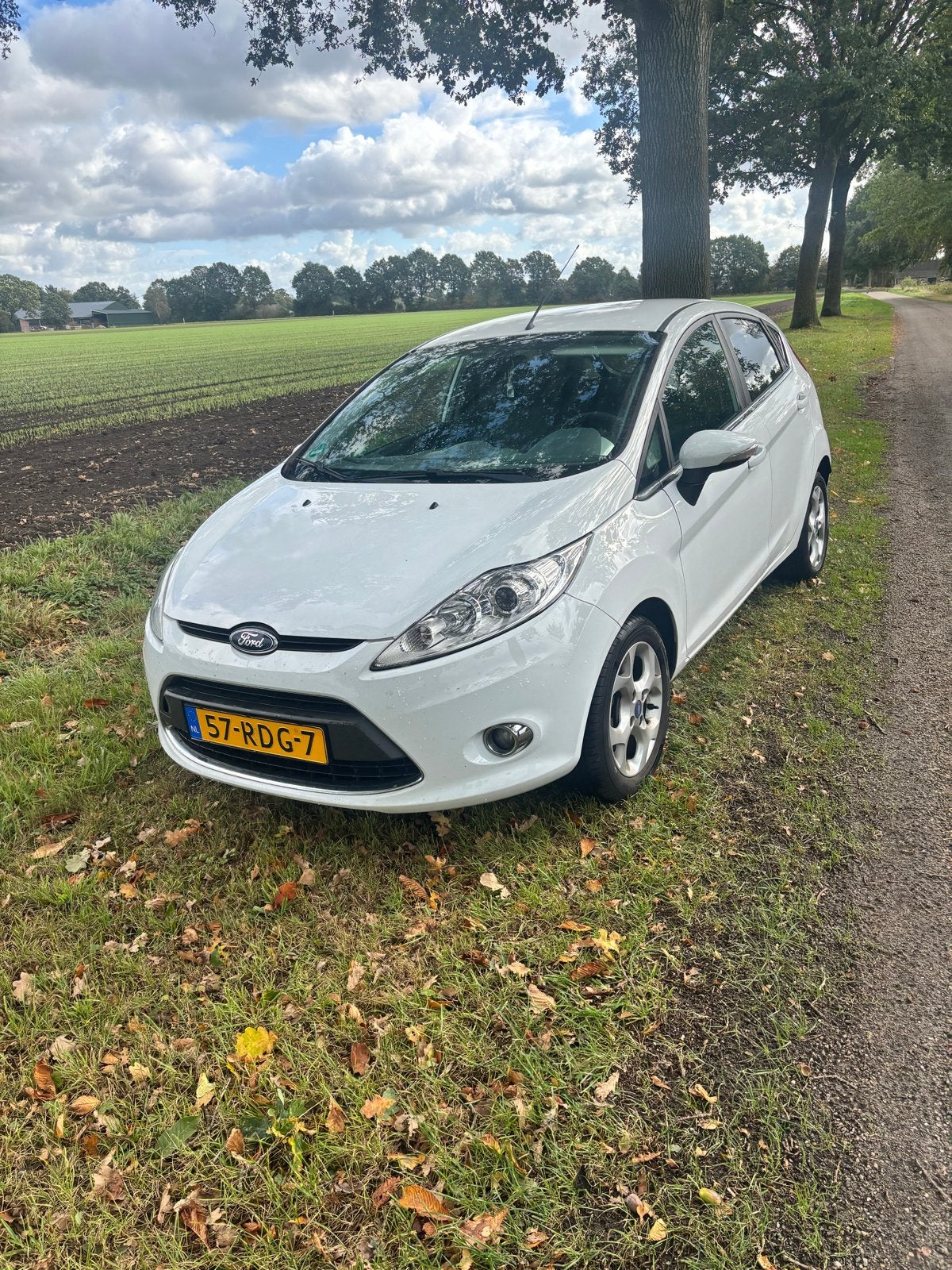 Ford Fiësta 1.4 71KW 5DR 2011 , koppakking ligt eruit, Voorwielaandrijving, 40 €/maand, Wit, Origineel Nederlands