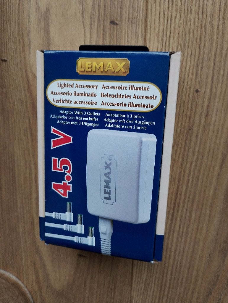 Nieuw In Verpakking Lemax-Power Adapter 4,5 V - 3-Output-Wit, Ophalen of Verzenden, Nieuw